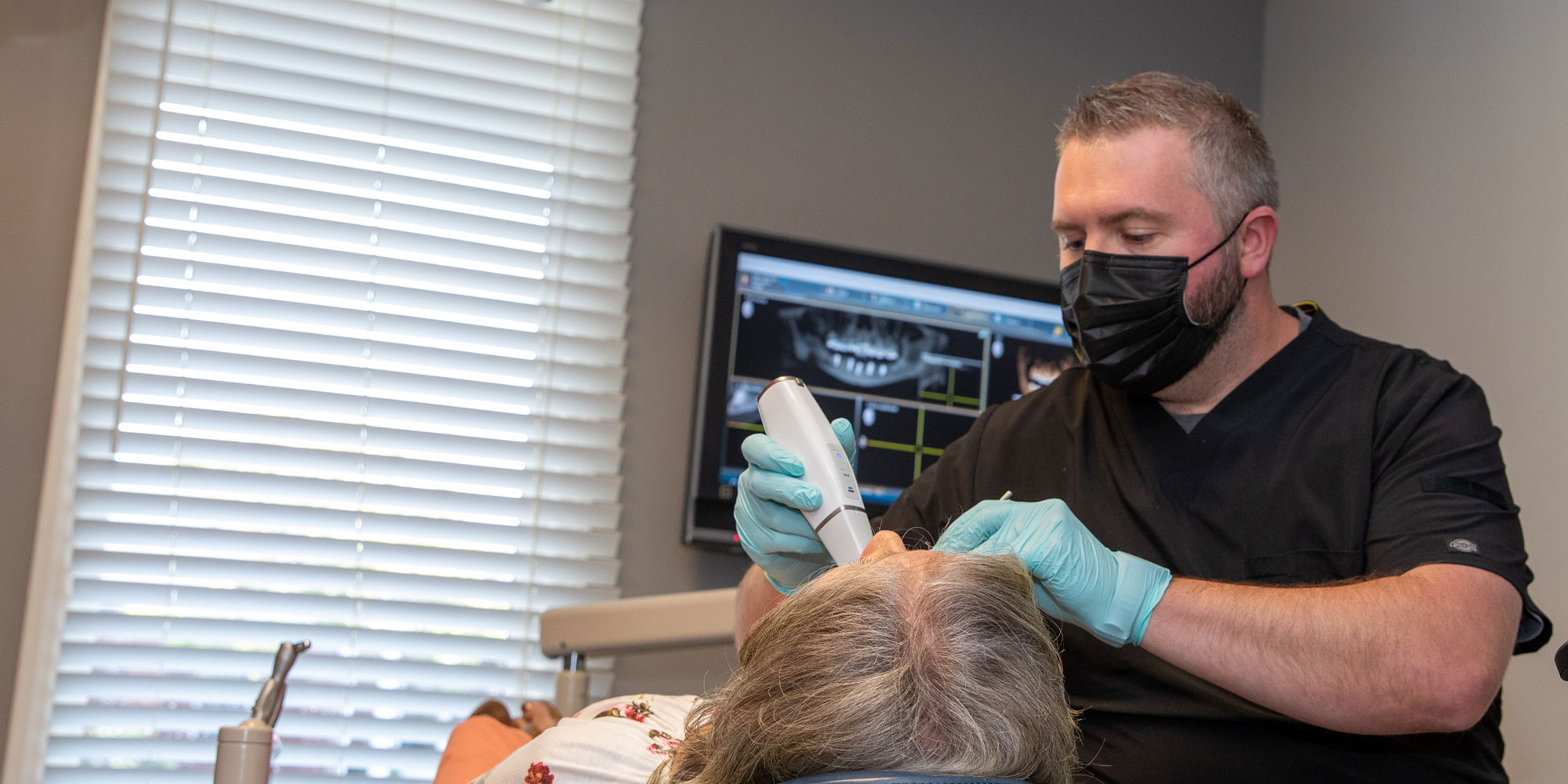 dr britt using intraoral scanner